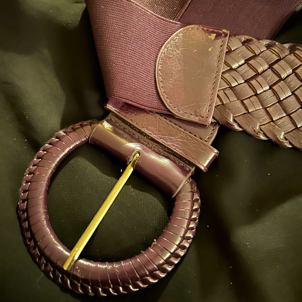 VTG 80s pleather and plastic belt, has wear and tear. Pretty purple color!